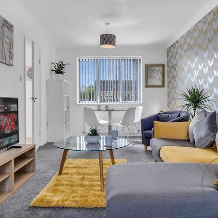 Stylish 3Br Home - Beautiful Garden - Parking Уест Бромуич Екстериор снимка